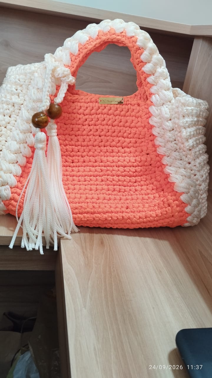 Bolsa artesanal coral e branca com franjas longas