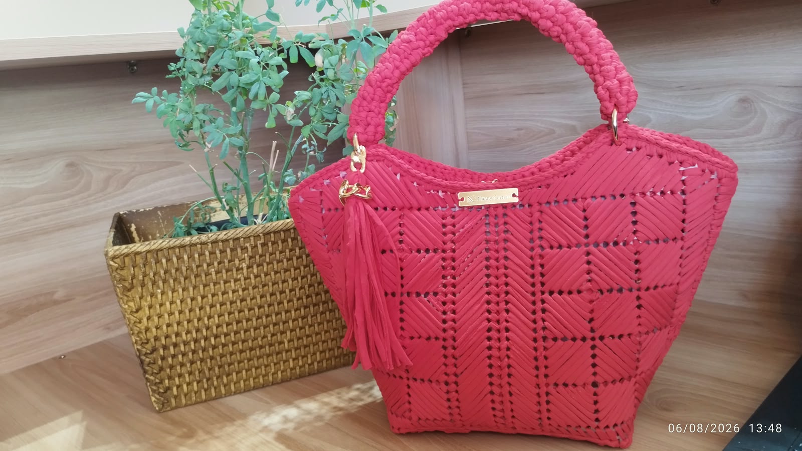 Bolsa artesanal pink com trama geométrica e franja