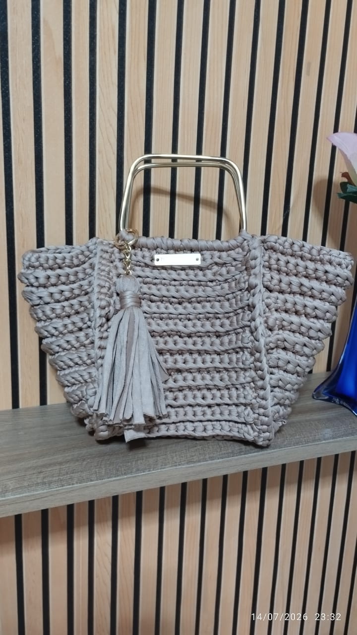 Bolsa artesanal cinza com alça metálica e franja